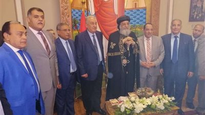 بالصور.. نقيب المحامين يهنئ البابا تواضروس بعيد القيامة