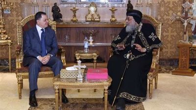 بالصور.. وزير الداخلية يهنئ البابا تواضروس بعيد القيامة المجيد