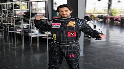 هاني سلامة ببدلة سباق سيارات فى كواليس 