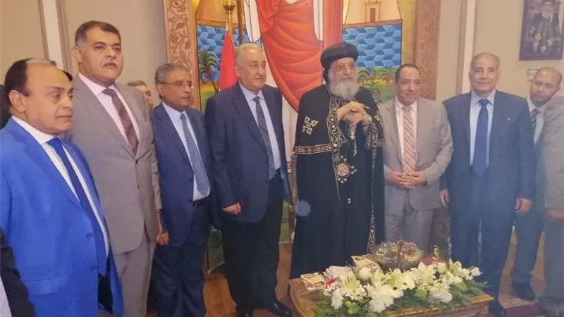 بالصور.. نقيب المحامين يهنئ البابا تواضروس بعيد القيامة