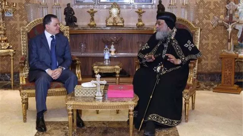 بالصور.. وزير الداخلية يهنئ البابا تواضروس بعيد القيامة المجيد