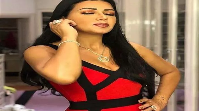 رانيا يوسف تغلق تعليقات صورتها المثيرة للجدل في البحر