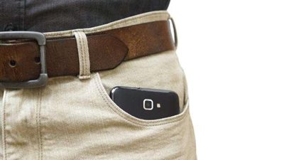 أحذر.. وضع الهاتف في جيوب البنطلون يؤثر على خصوبة الرجال