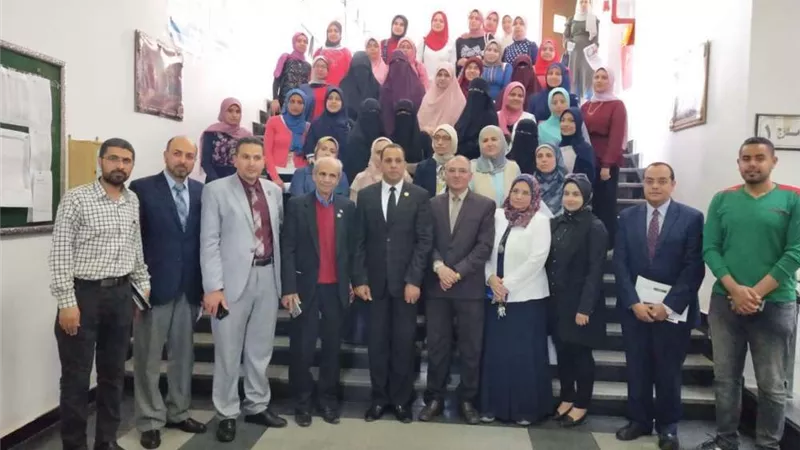 رئيس جامعة دمنهور يكرم الطلاب المتميزين في النشاط العلمي بكلية الصيدلة