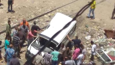 اصطدام سيارة ميكروباص بقطار دون إصابات في السويس