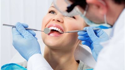 استشاري يكشف أسباب فشل عمليات تجميل الأسنان