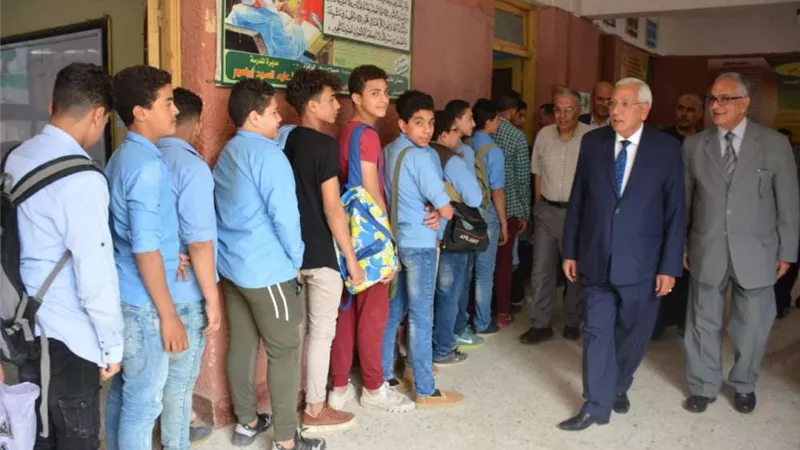 محافظ الدقهلية يطمئن على الفرق الطبية بمدرسة ميت بدر خميس