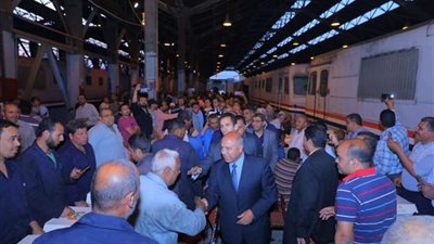 وزير النقل يتناول إفطار رمضان مع سائقي وعمال السكك الحديدية