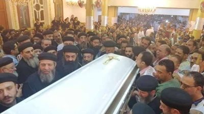 بالصور.. مئات الأقباط يودعون 