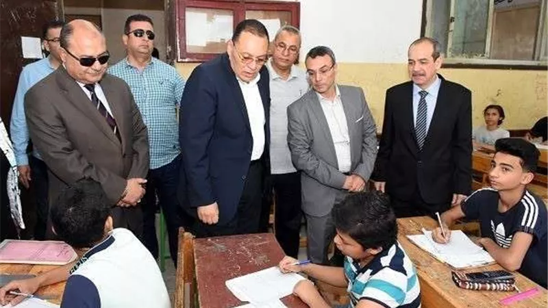 محافظ الشرقية يتفقد لجان امتحانات الشهادة الإعدادية بمدينة الزقازيق
