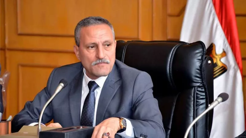 محافظ الإسماعيلية يشيد بجهود الأجهزة التنفيذية والأمنية في المحافظة