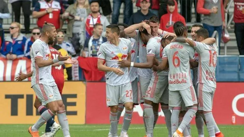 عمرو طارق يشارك في انتصار ريد بولز على دالاس بالدوري الأمريكي