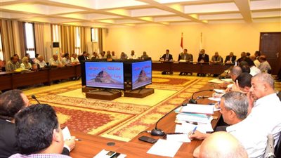 محافظ بني سويف يعقد اجتماعًا موسعًا لمناقشة عدد من الملفات الهامة