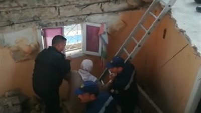 إنقاذ سيدة مسنة عقب إنهيار جزء من عقار بالإسكندرية