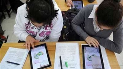 طلاب أولى ثانوي بالبحيرة يؤدون الامتحان ورقيا بعد تعطل التابلت
