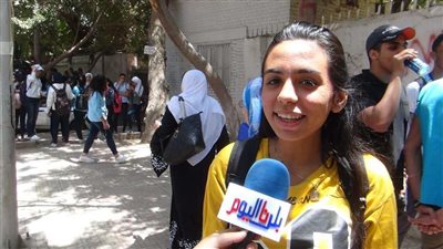 بالصور.. طلاب أولى ثانوي ينتهون من امتحان اللغة العربية