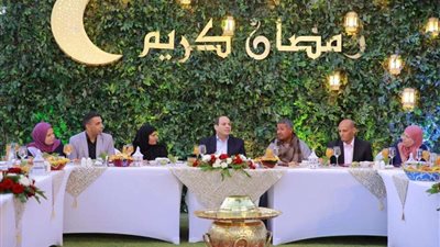 الرئيس السيسي يشهد إفطار رمضان مع بعض المواطنين في مقر إقامته الخاصة