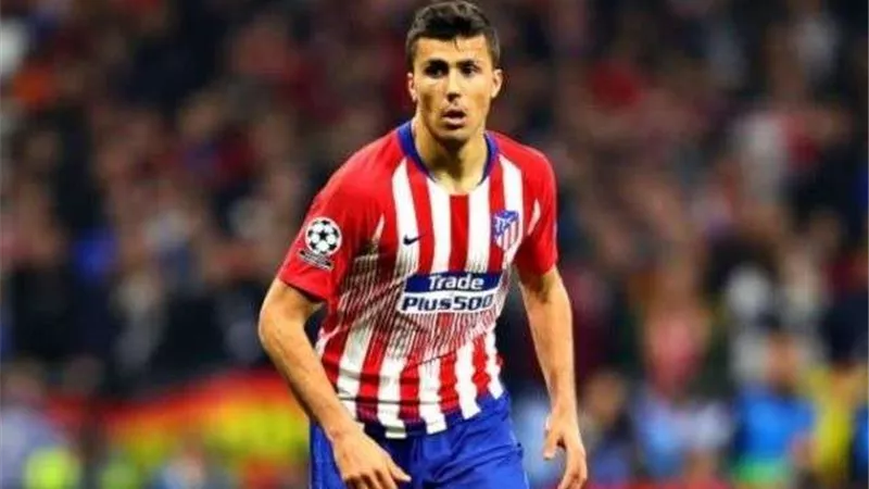 برشلونة يستعد لدفع الشرط الجزائي للاعب وسط أتليتكو مدريد