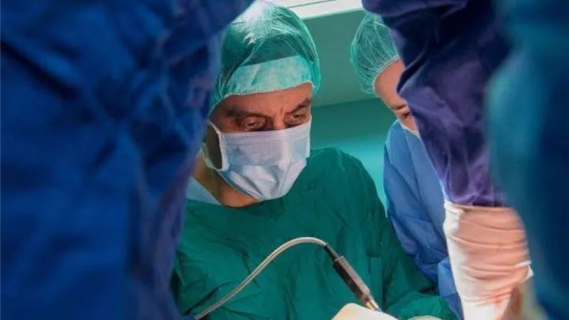 لأول مره فى بريطانيا.. أطباء يجرون جراحة لجنين مصاب بفتق في العمود الفقرى