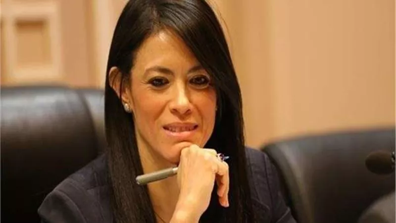 وزيرة السياحة تزور مصابي حادث الجيزة وتصطحب بعضهمم في جولة