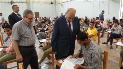 رئيس جامعة المنيا يتفقد امتحانات لجان كليتي 