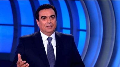جورج قرداحي يسلم جائزة 100 ألف جنيه لإحدى الفائزات بمحافظة الغربية