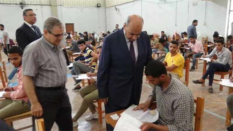 رئيس جامعة المنيا يتفقد امتحانات لجان كليتي 