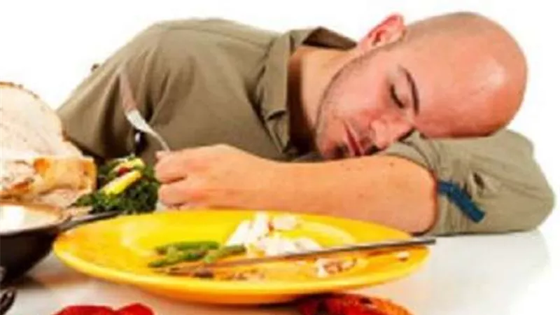 أبرزها الجلطات.. تعرف على مخاطر النوم بعد الأكل