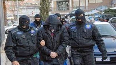 الشرطة الإيطالية تضبط رجلا بحوزته أكثر من مليون يورو داخل سيارته