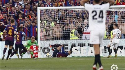 فالنسيا يتقدم أمام برشلونة 1-0 في نهائي كأس ملك إسبانيا