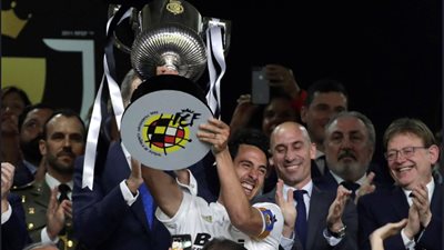 بالصور..تتويج فالنسيا بكأس ملك إسبانيا بعد الفوز علي برشلونة 1-2