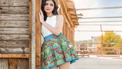 بالصور.. مي عمر تخطف الأنظار بـ فستان فوشيا في بيروت