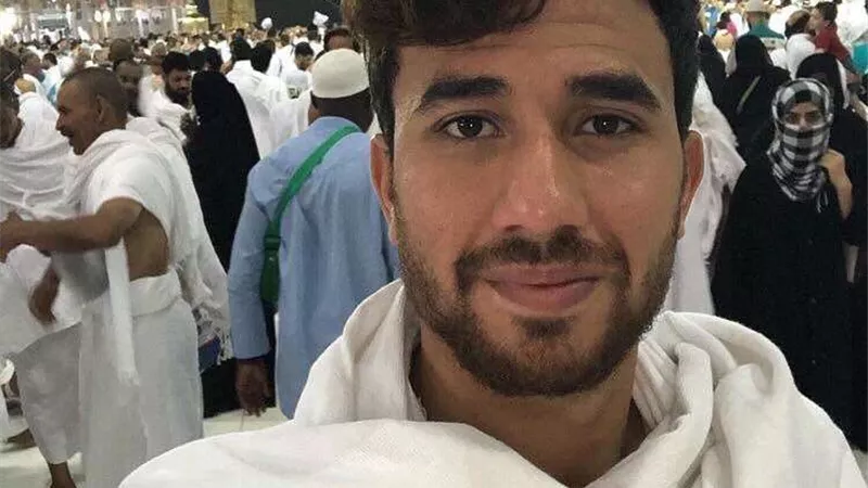 بالصور.. تريزيجيه يؤدي مناسك العمرة