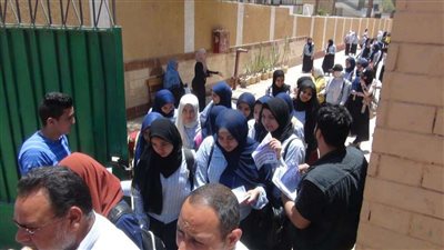 بالصور.. طلاب أولى ثانوي ينتهون من امتحان مادة التاريخ