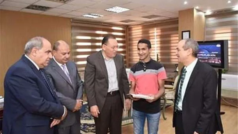 محافظ الشرقية يُكرم الطالب الكفيف محمد أشرف رجب الحافظ للقرآن الكريم