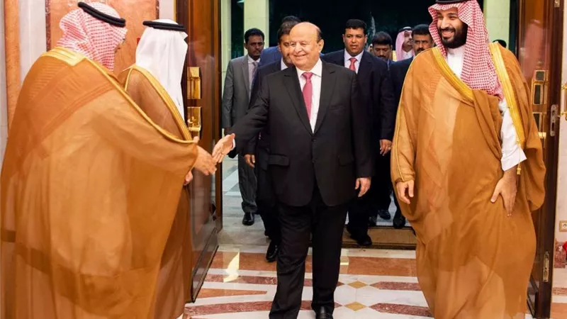 وصول الرئيس اليمني إلى جدة لحضور القمتين العربية والإسلامية
