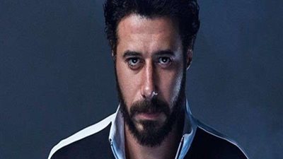 بالصور.. أحمد السعدني يشارك جمهوره بصورة تجمعه بأبطال مسلسل 