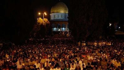 400 ألف مصلي يحيون 