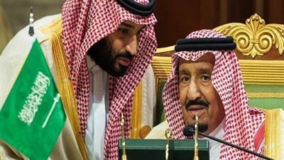 الملك سلمان متألمًا: المسلمون يشكّلون النسبة الأعلى من النازحين في العالم