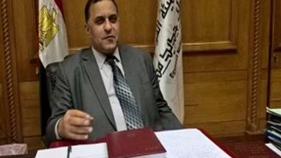 رئيس السكة الحديد يتفقد سير العمل بمحطة مصر