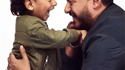 نجم مسرح مصر ينشر صورة مع ابنه: غيرت حياتي