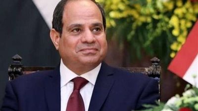 السيسي يتسلم هدية تذكارية بمناسبة 