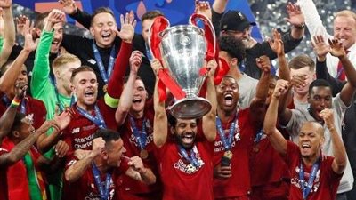 شاهد.. محمد صلاح يحتضن كأس دوري الأبطال في الطائرة