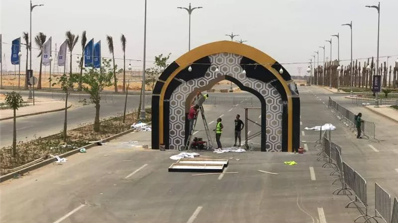 بالصور.. التجهيزات النهائية لأطول مائدة إفطار في العالم بالعاصمة الإدارية