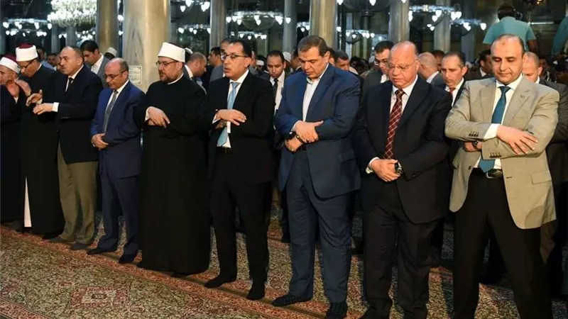 رئيس الوزراء يحضر صلاة الجمعة بمسجد الحسين نيابة عن السيسي