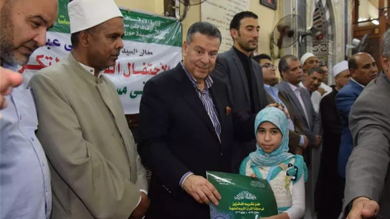 محافظ بني سويف يُكرم حفظةالقرآن الكريم والأئمة في احتفالية ليلة القدر