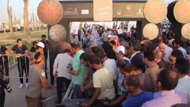 توافد المئات من الصائمين للمشاركة في أطول مائدة إفطار بالعاصمة الإدارية