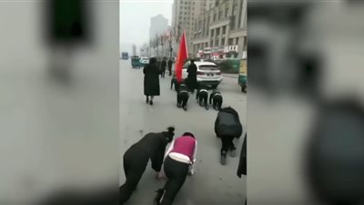بالفيديو.. مدير يسحل موظفات شركته لإخفاقهن في العمل