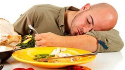 احذر.. النوم بعد الأكل يسبب أضرار صحية