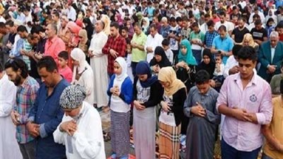 الآلاف من المواطنين يؤدون صلاة عيد الفطر في ميدان مصطفى محمود